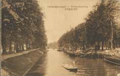 865014 Gezicht op de Stadsbuitengracht te Utrecht, vanaf de Catharijnebrug, met rechts de Catharijnekade en op de ...